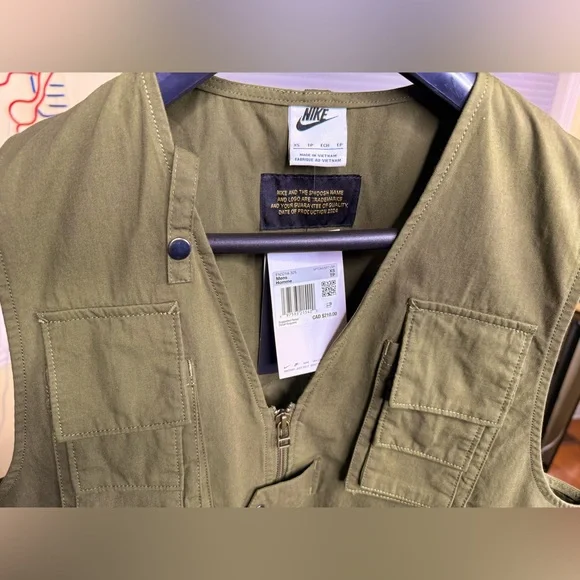 Gorgeous Nike Utility Vest!!!
Loose Fit - Picture 7 of 9